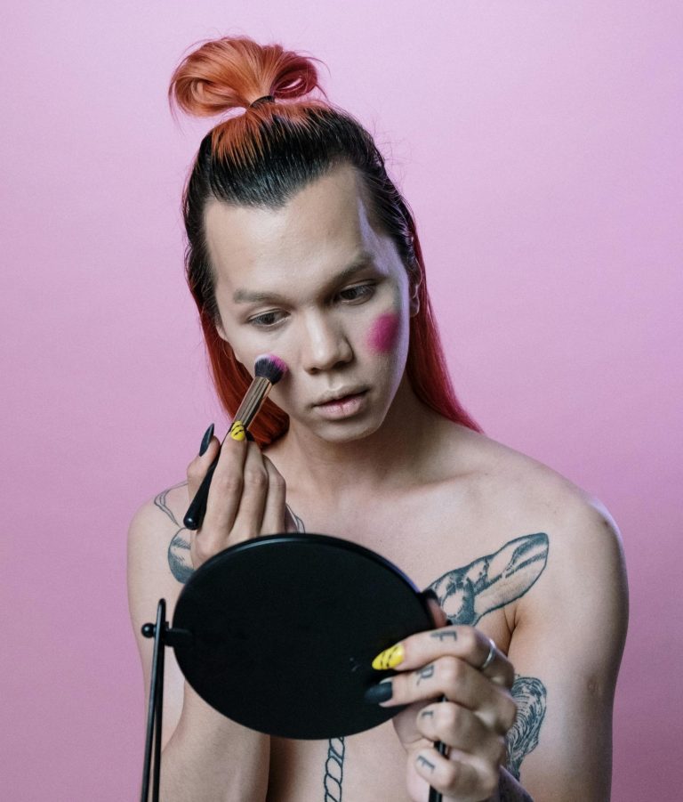 femme avec maquillage et tatouage