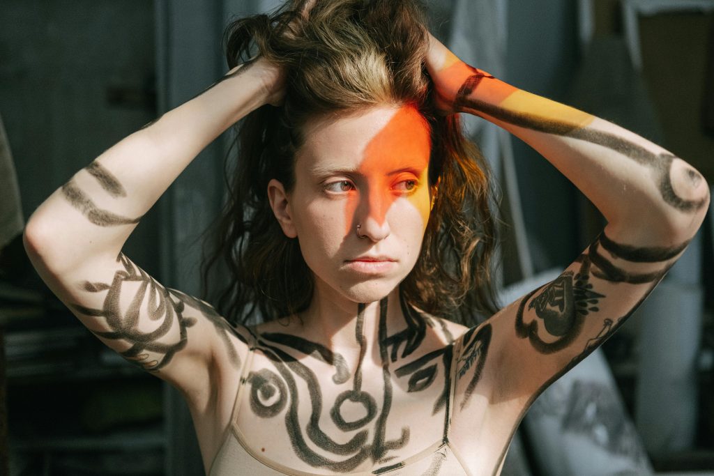 femme avec tatouage