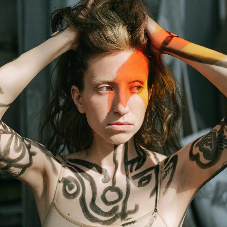 femme avec tatouage